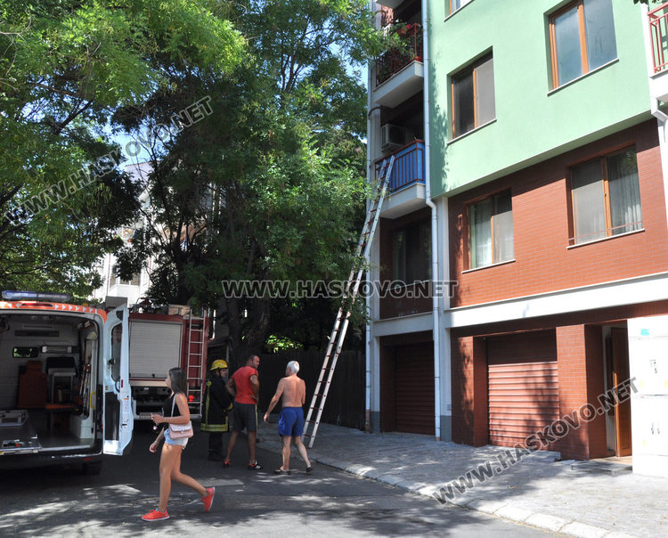 Пожарникари осигуриха достъп през 2-я етаж на медиците за жена с високо кръвно