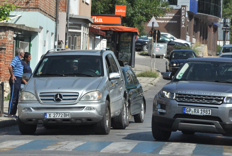 Опел натресе чакащ на червено Мерцедес