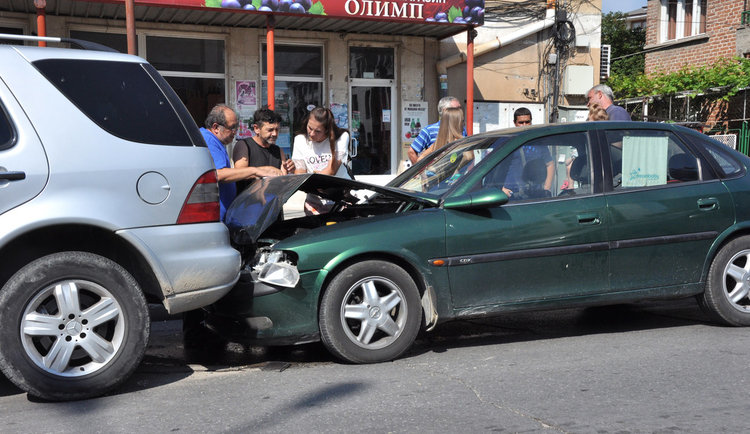 Опел натресе чакащ на червено Мерцедес