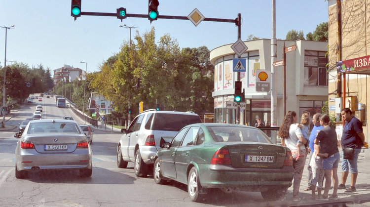 Опел натресе чакащ на червено Мерцедес