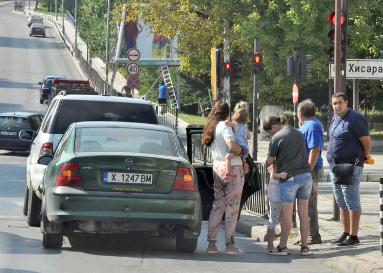 Опел натресе чакащ на червено Мерцедес