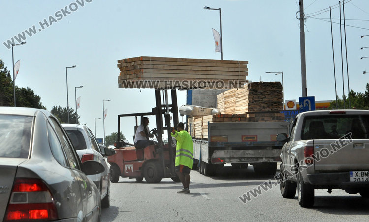 Разтоварване на камион затапи Кърджалийска