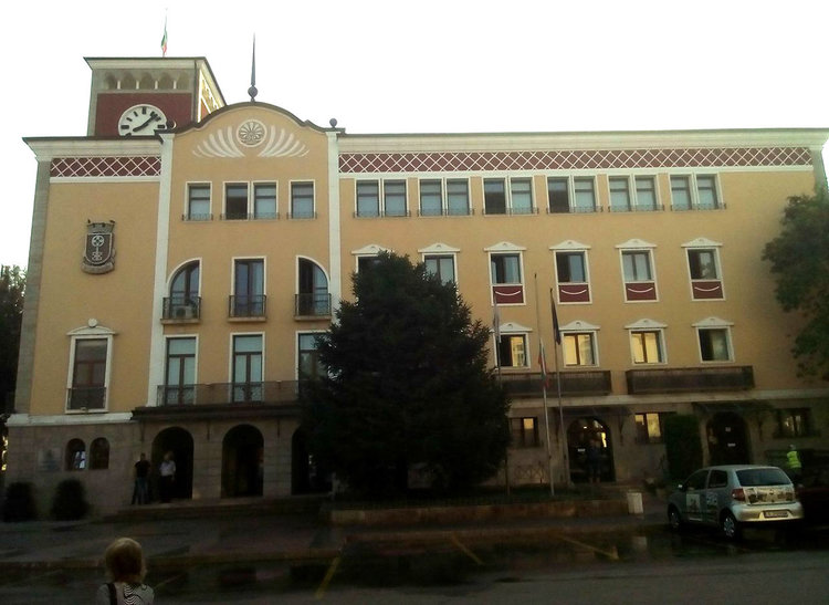 Хасково свали знамената в деня на траур за жертвите край Своге