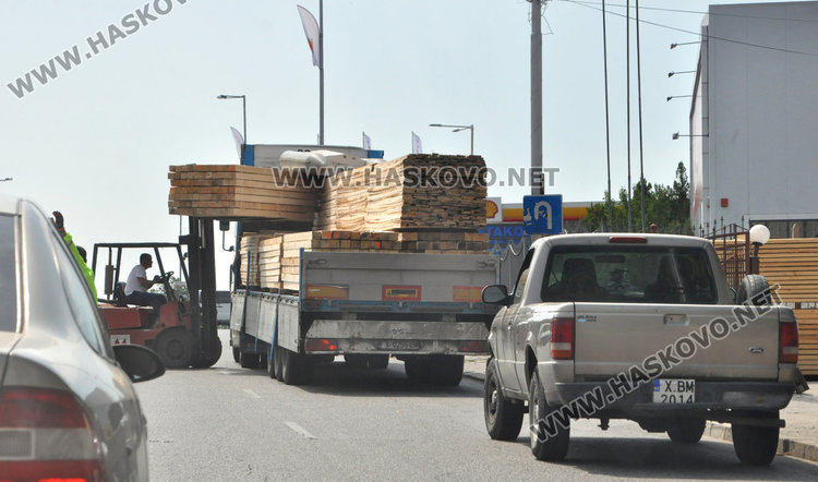 Разтоварване на камион затапи Кърджалийска