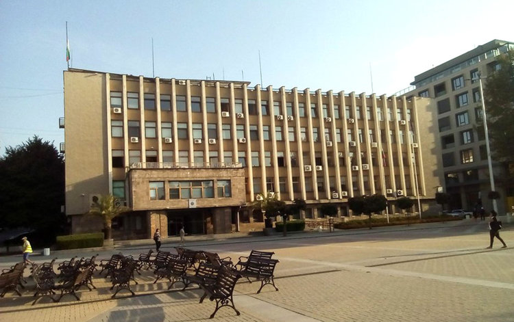 Хасково свали знамената в деня на траур за жертвите край Своге