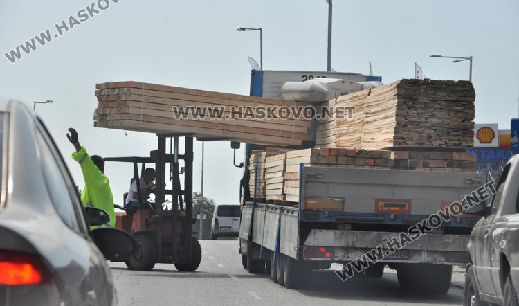 Разтоварване на камион затапи Кърджалийска