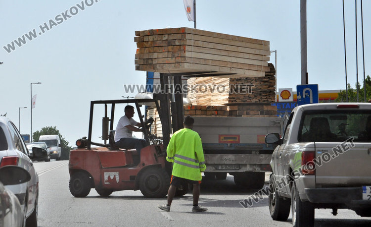 Разтоварване на камион затапи Кърджалийска