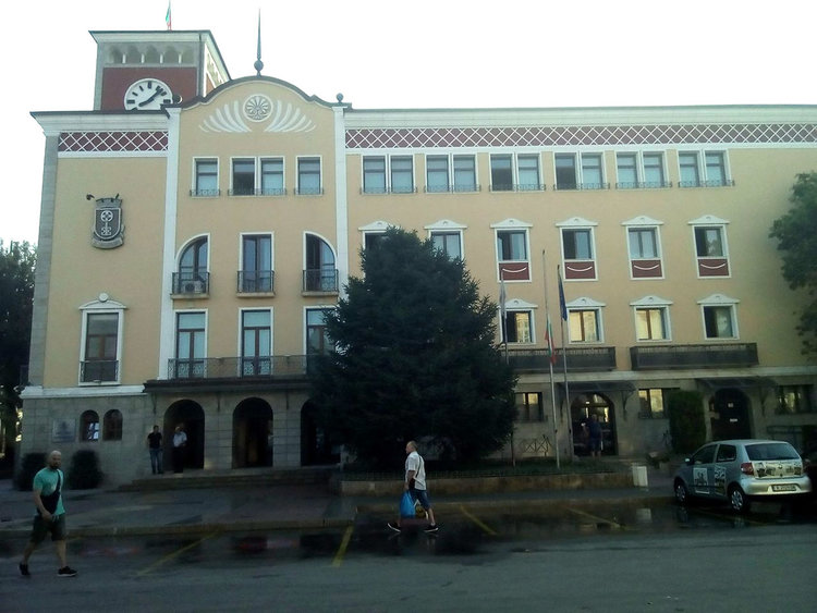 Хасково свали знамената в деня на траур за жертвите край Своге