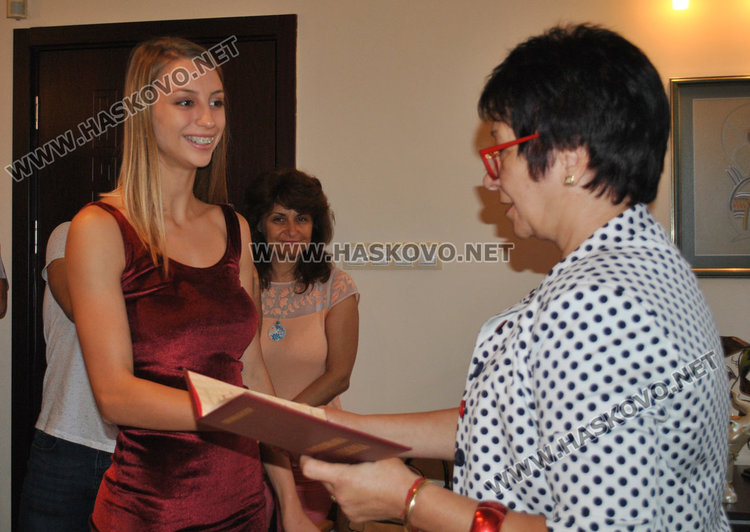 Бъдещи учителки и журналистка с Национални дипломи за високи успехи