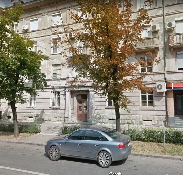  апартамент с три стаи и кухня с площ 98 квадрата намиращ се на бул. Трети Март № 5, вх. В, ет.1, ап. 1