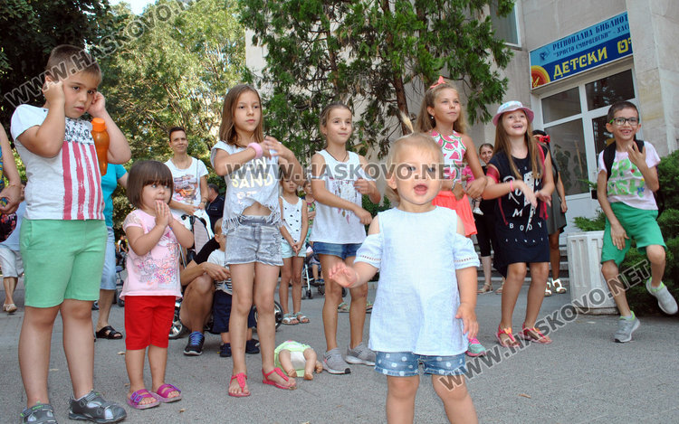 Купон и грамоти на закриването на „Лято в библиотеката“