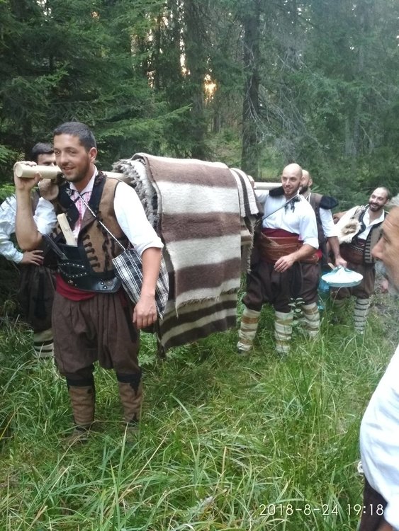 Хайдушко сборище край лобното място на родопски комита събра младежи и девойки