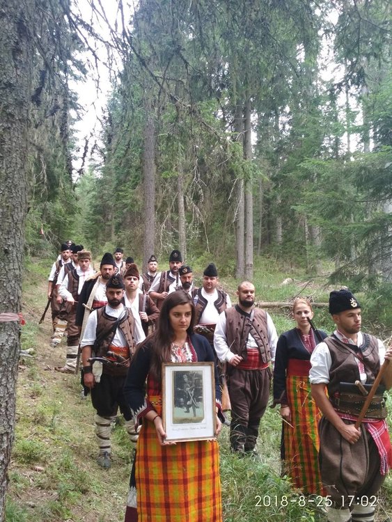 Хайдушко сборище край лобното място на родопски комита събра младежи и девойки