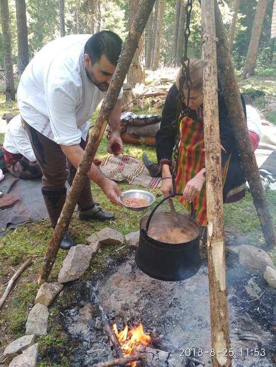 Хайдушко сборище край лобното място на родопски комита събра младежи и девойки
