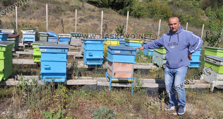 Юсеин Мехмед до глинения експериментален кошер в пчелина си