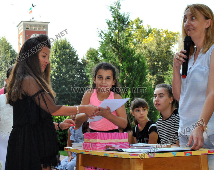 Купон и грамоти на закриването на „Лято в библиотеката“