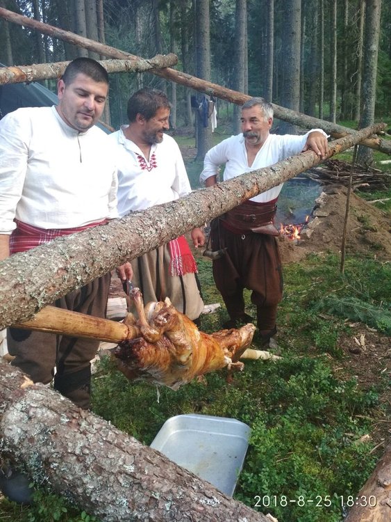 Хайдушко сборище край лобното място на родопски комита събра младежи и девойки