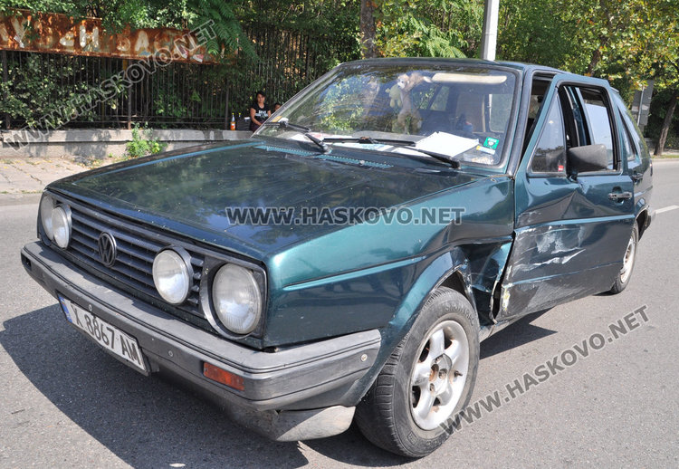 Шофьор на Голф нацели Пасат на ляв завой по "Васил Левски"