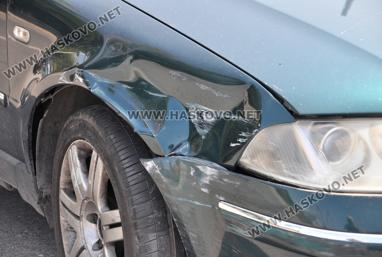 Шофьор на Голф нацели Пасат на ляв завой по "Васил Левски"