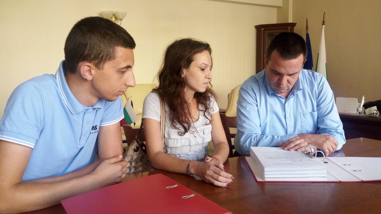 Връчиха подписка на Никола Чанев за кръстовището при Глухар, той се ангажира с обезопасяването