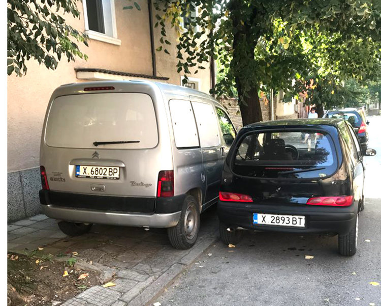 Хасковлийка влиза в колата си през багажника, наглец я затапил 