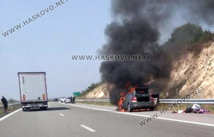 Кола изгоря на магистралата, пламнаха и сухи треви