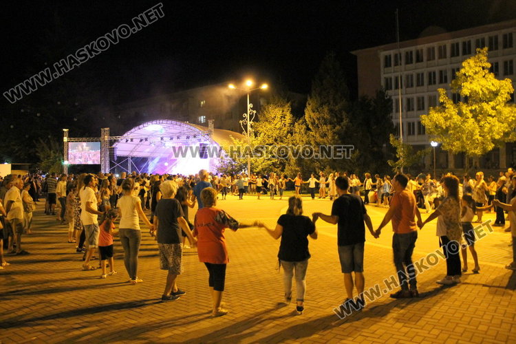 Фолклор, поп-фолк и хора́ завладяха пл. „България“