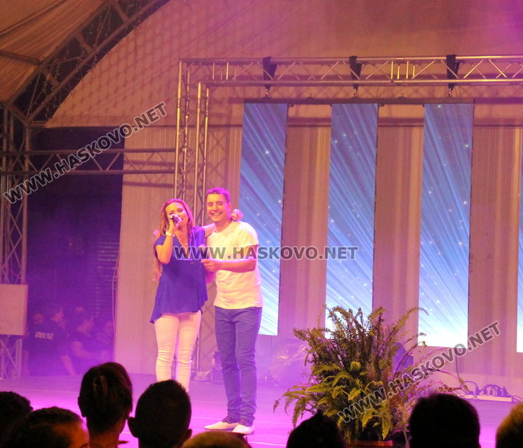 Фолклор, поп-фолк и хора́ завладяха пл. „България“