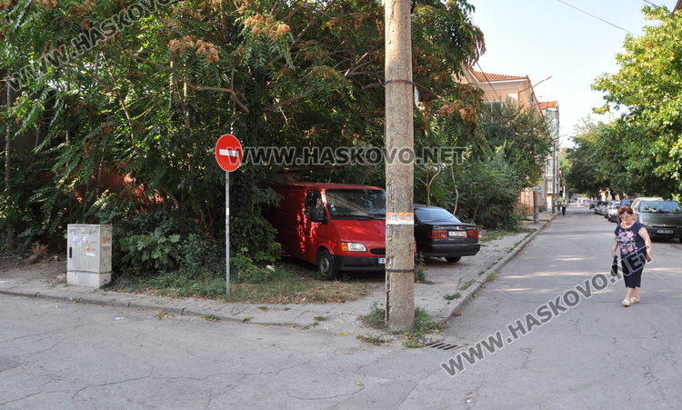 Миризлива клоака до училище "Климент" тормози хасковлии