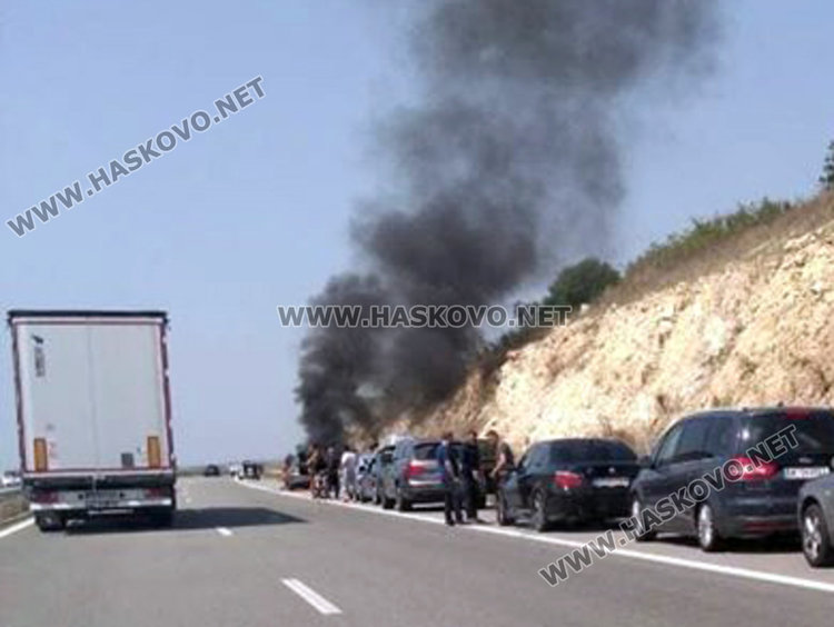 Кола изгоря на магистралата, пламнаха и сухи треви
