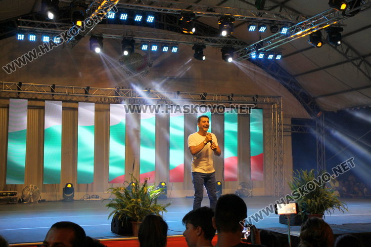 Фолклор, поп-фолк и хора́ завладяха пл. „България“