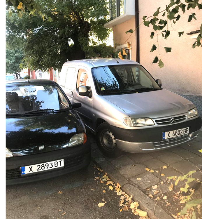 Хасковлийка влиза в колата си през багажника, наглец я затапил 