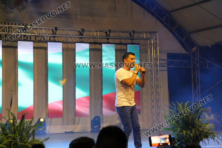 Фолклор, поп-фолк и хора́ завладяха пл. „България“