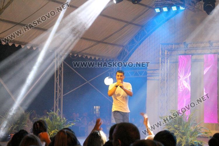 Фолклор, поп-фолк и хора́ завладяха пл. „България“