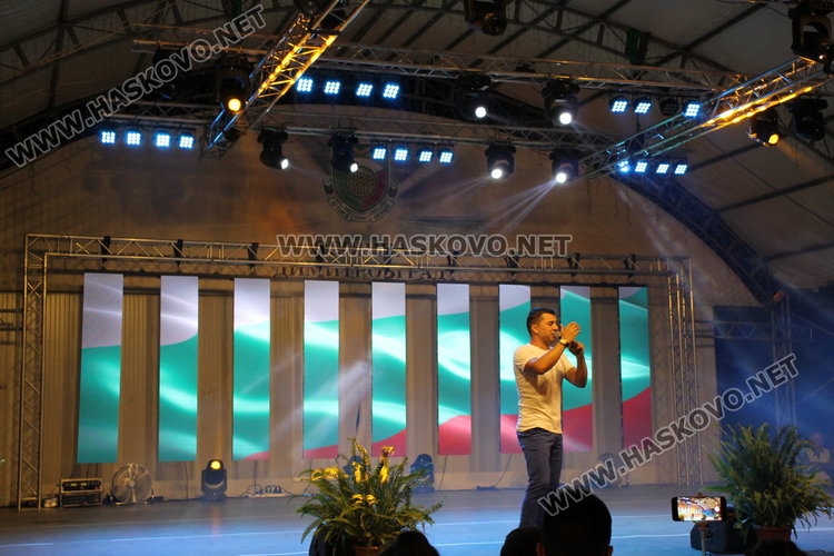 Фолклор, поп-фолк и хора́ завладяха пл. „България“