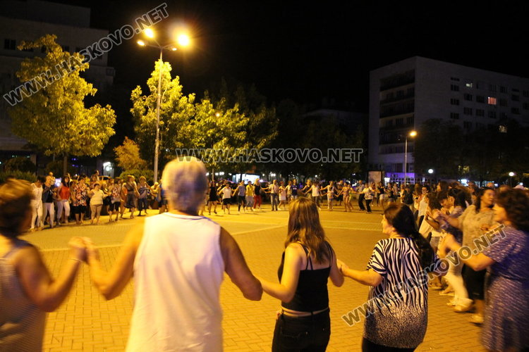 Фолклор, поп-фолк и хора́ завладяха пл. „България“