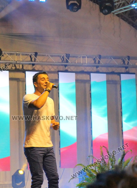 Фолклор, поп-фолк и хора́ завладяха пл. „България“