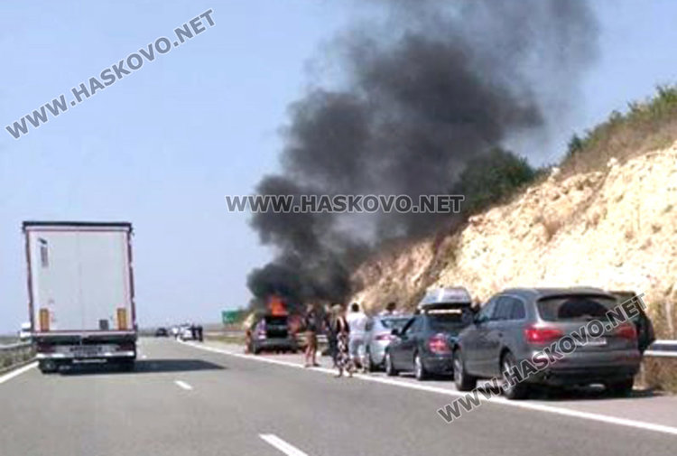 Кола изгоря на магистралата, пламнаха и сухи треви