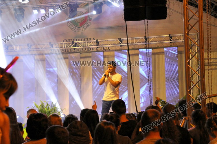 Фолклор, поп-фолк и хора́ завладяха пл. „България“