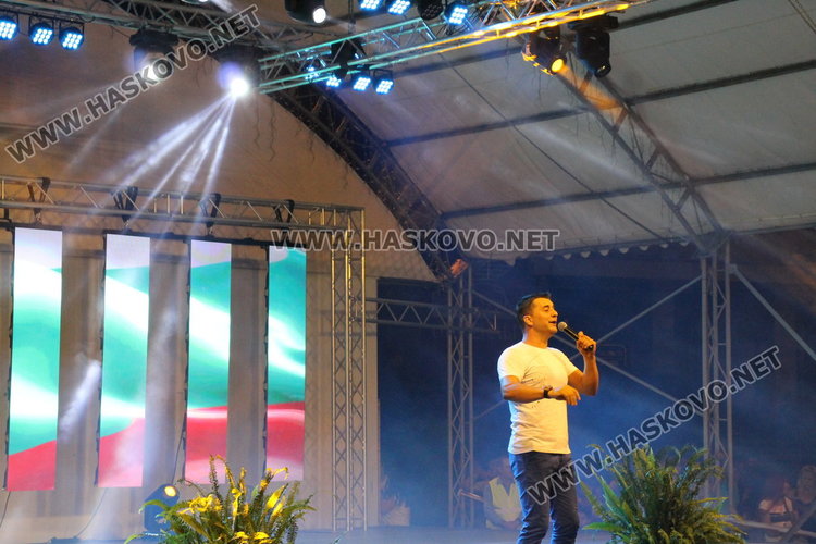 Фолклор, поп-фолк и хора́ завладяха пл. „България“