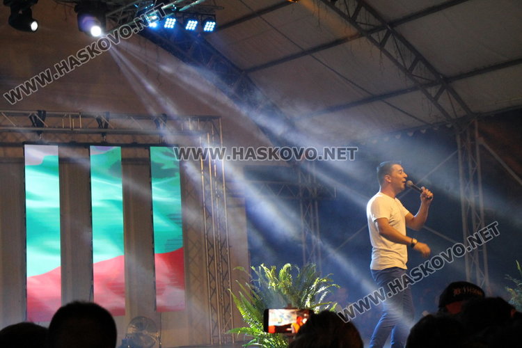 Фолклор, поп-фолк и хора́ завладяха пл. „България“