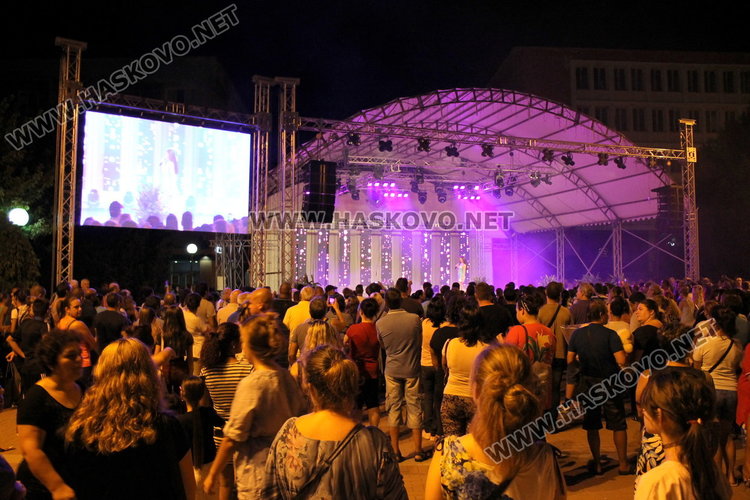 Фолклор, поп-фолк и хора́ завладяха пл. „България“