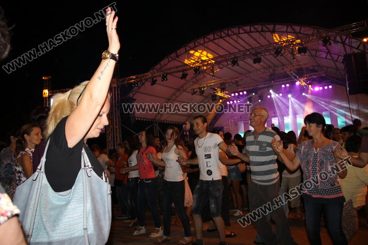 Фолклор, поп-фолк и хора́ завладяха пл. „България“