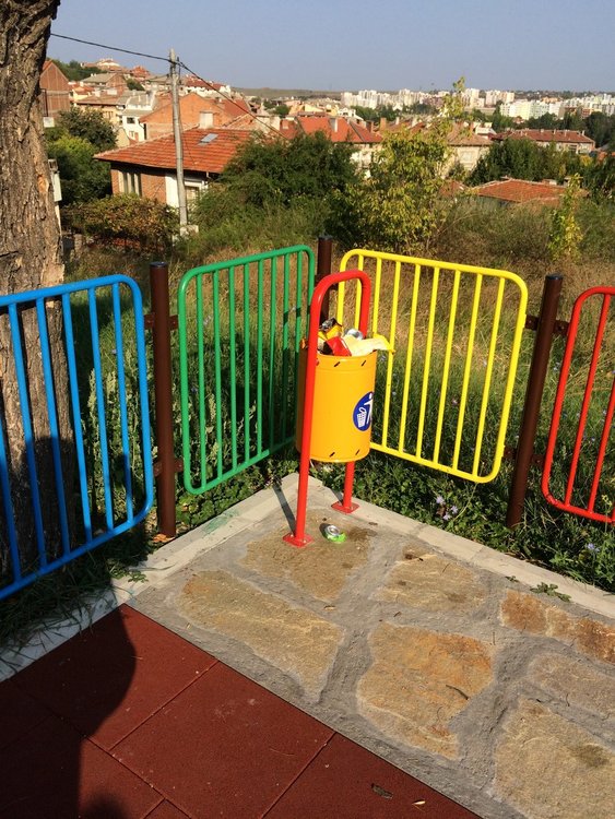 Хасковлийка: обновена детска площадка тъне в боклук