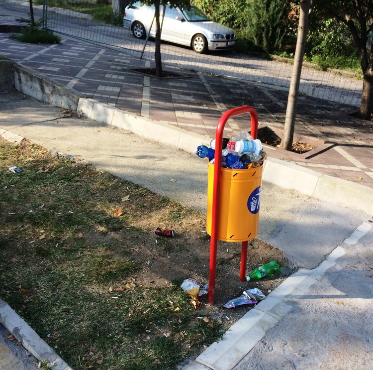 Хасковлийка: обновена детска площадка тъне в боклук
