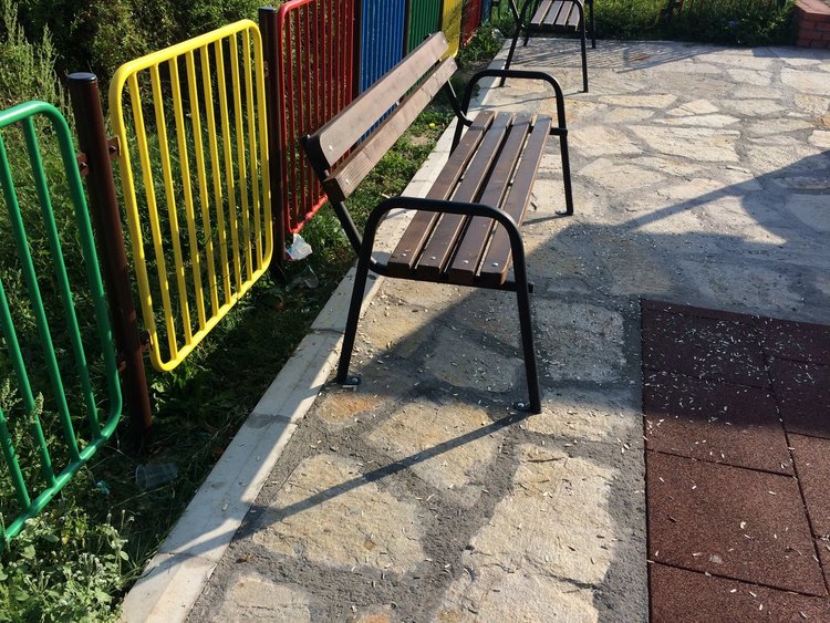 Хасковлийка: обновена детска площадка тъне в боклук