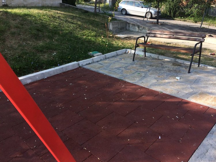 Хасковлийка: обновена детска площадка тъне в боклук
