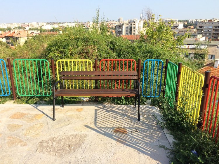 Хасковлийка: обновена детска площадка тъне в боклук