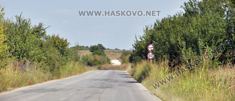 Читател: пътят от Хасково за Симеоновград е разбит, няма знаци и маркировка