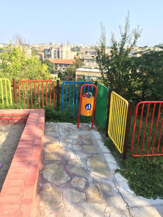 Хасковлийка: обновена детска площадка тъне в боклук